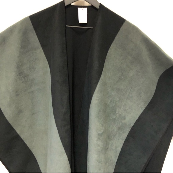 Woolrich Two-Tone Reversible Fleece Wrap - Picture 3 of 12